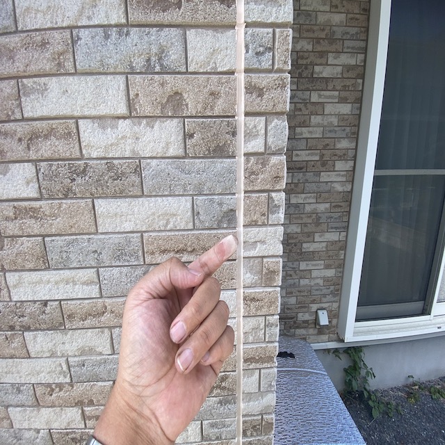 外壁目地シーリングをなぞると指に白い粉が付着